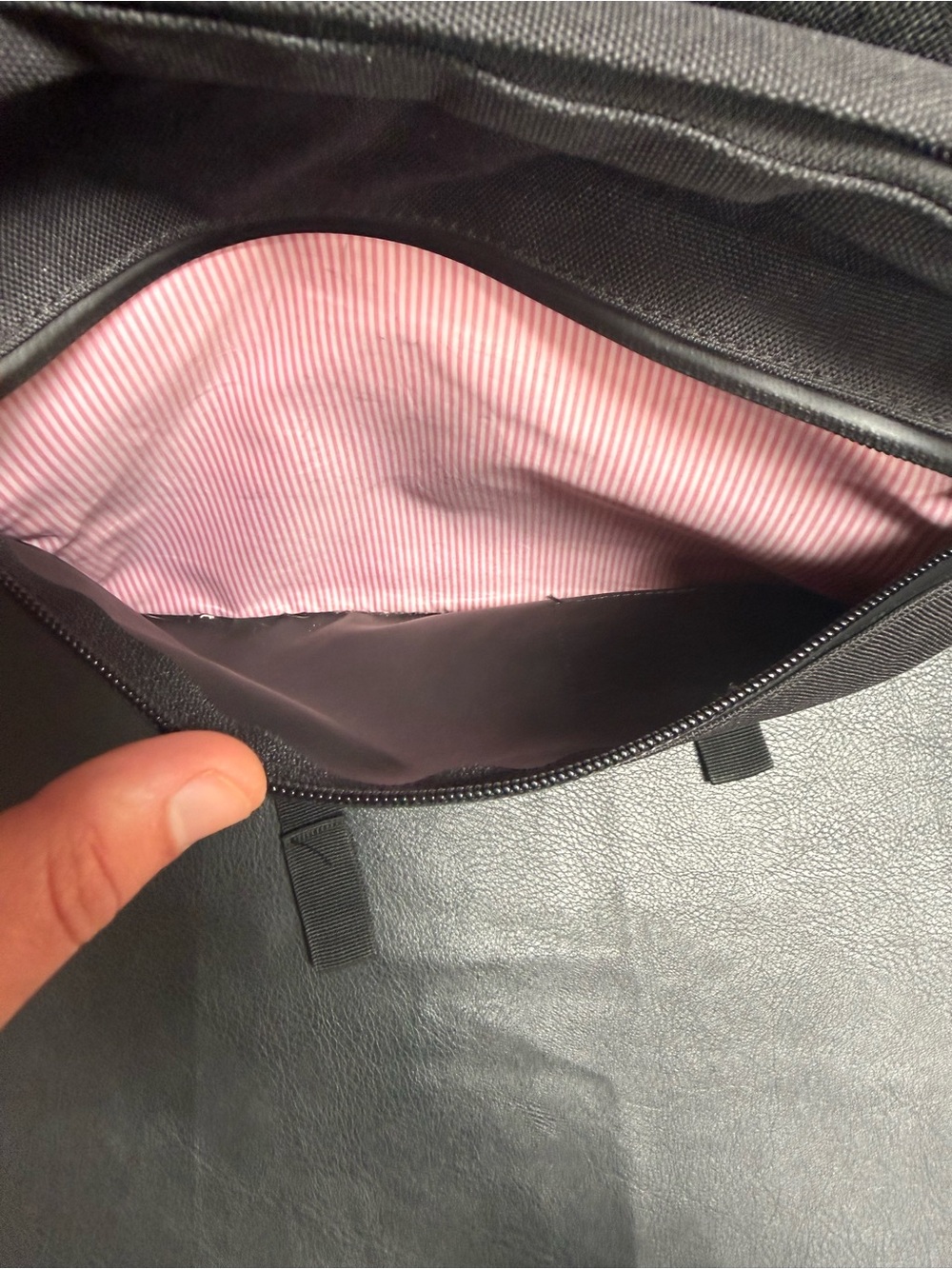 Herschel Supply Co. Pop Quiz 22L Backpack – Black and Gray - Picture 2 of 8